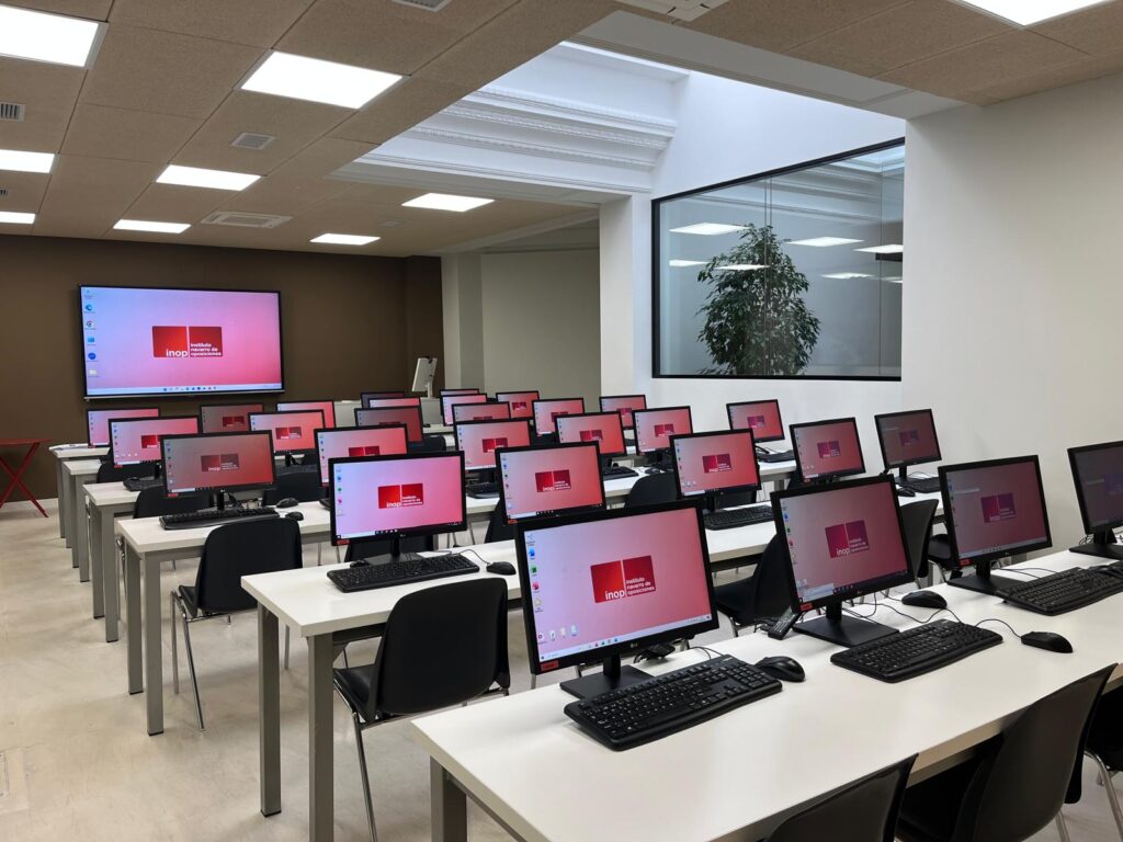 Aula de informática del Instituto Navarro de Oposiciones con ordenadores individuales para preparar la prueba práctica de Administrativo